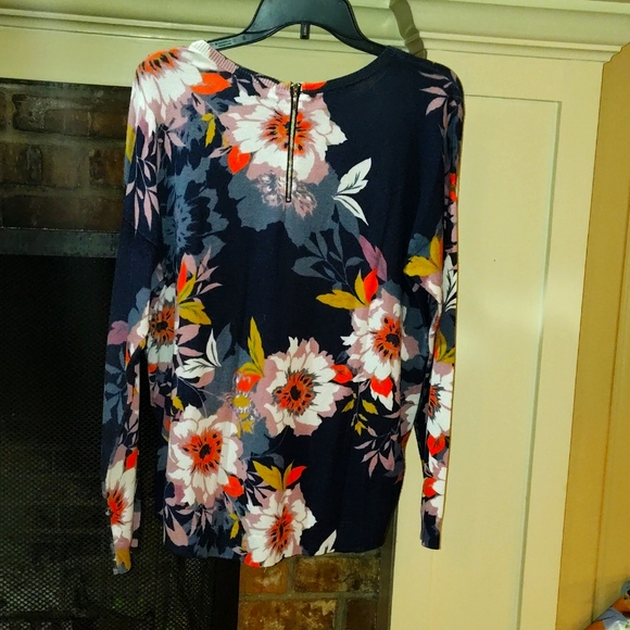 💲3 for $20💲Cable & Gauge XL Navy Floral LS Lightweight HiLo Sweater - Picture 3 of 6
